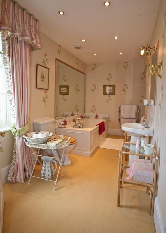Brunton Farmhouse Hotel Collingbourne Kingston Esterno foto