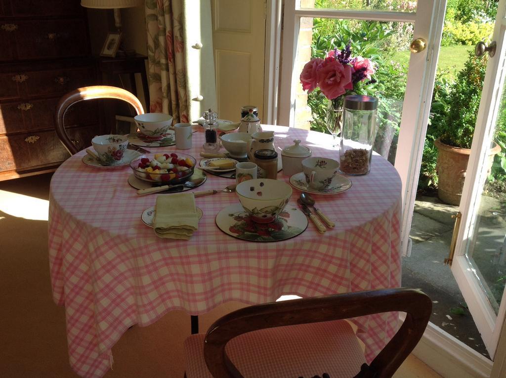 Brunton Farmhouse Hotel Collingbourne Kingston Esterno foto